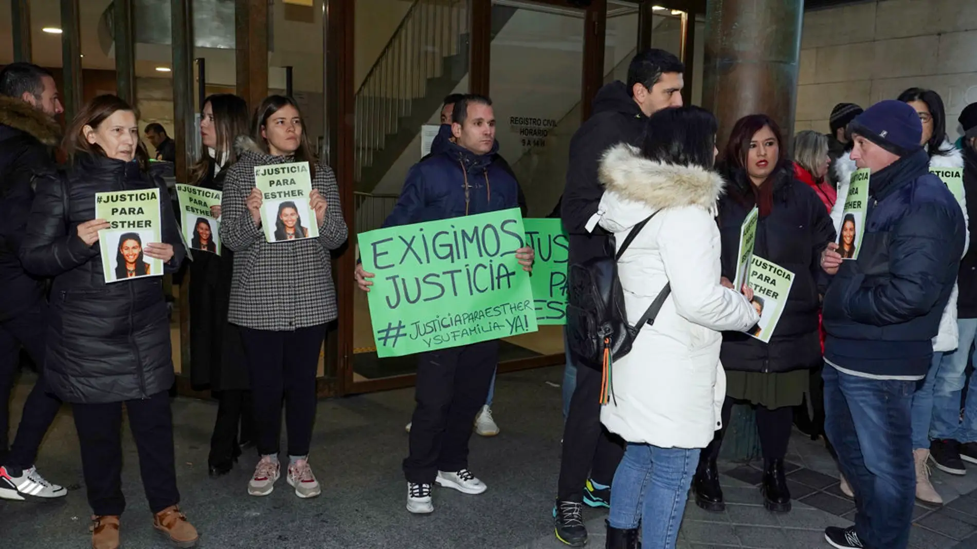  Familiares y amigos de Esther López protestan este viernes a las puertas de los juzgados de Valladolid/ EFE/Nacho Gallego