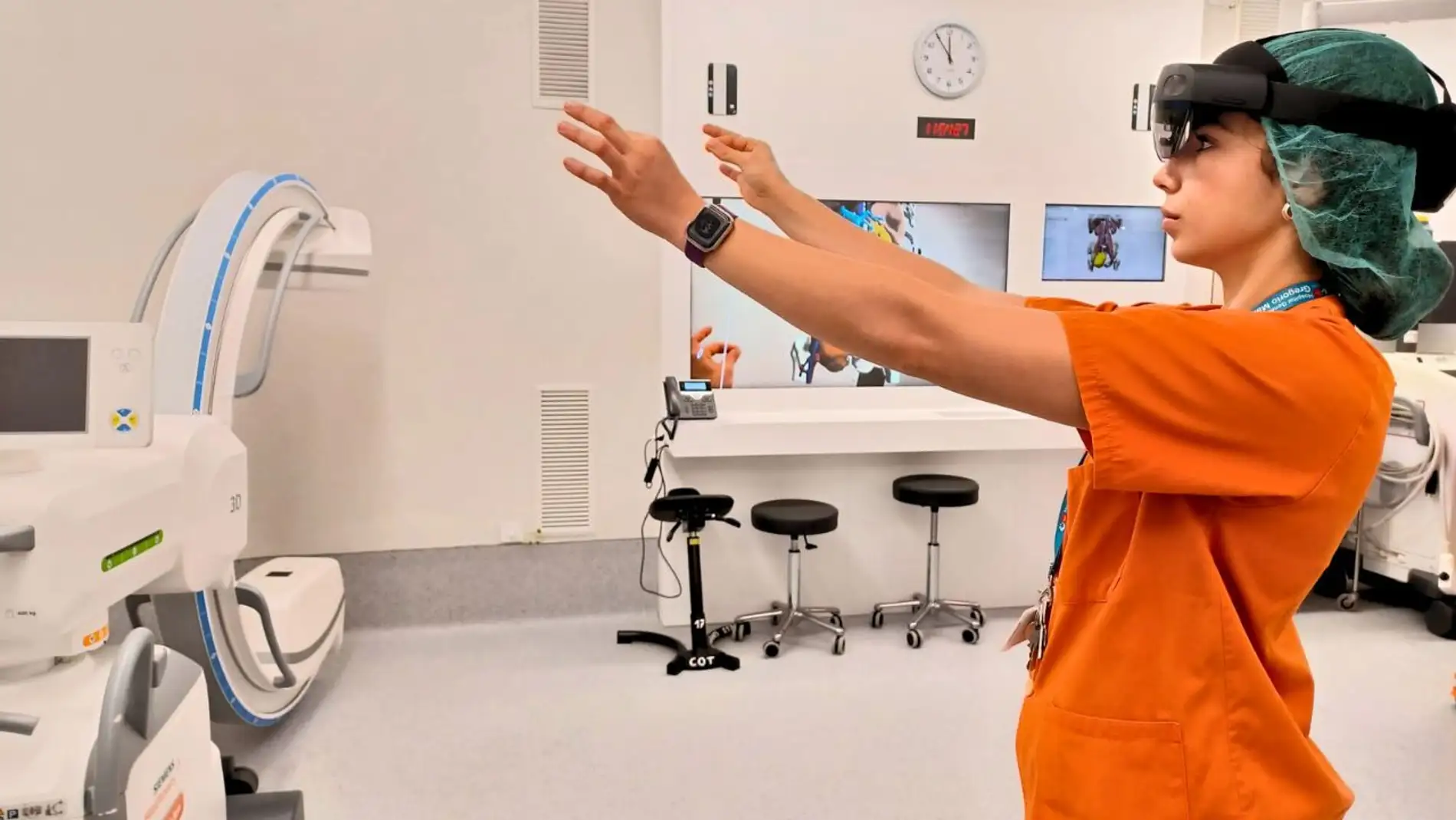 Una empleada del Gregorio Marañón muestra el trabajo con el nuevo quirófano del hospital