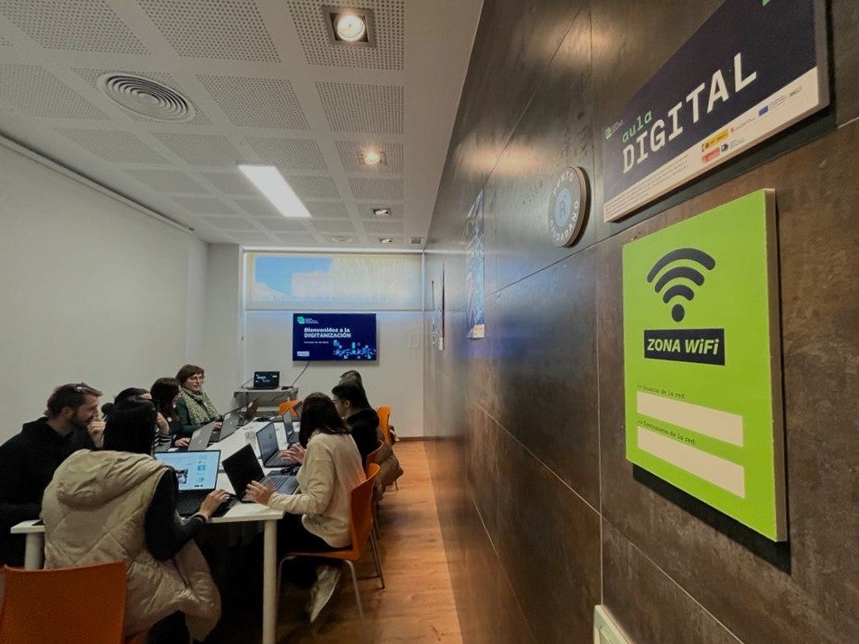 La Fundación Secretariado Gitano pone en marcha su programa ‘Actualíza_tec’ en su sede de Elche La Fundación Secretariado Gitano pone en marcha su programa ‘Actualíza_tec’ en su sede de Elche