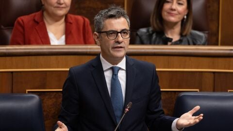 El ministro de la Presidencia, Justicia y Relaciones con las Cortes, F&eacute;lix Bola&ntilde;os, interviene durante una sesi&oacute;n de control al Gobierno, en el Congreso de los Diputados
