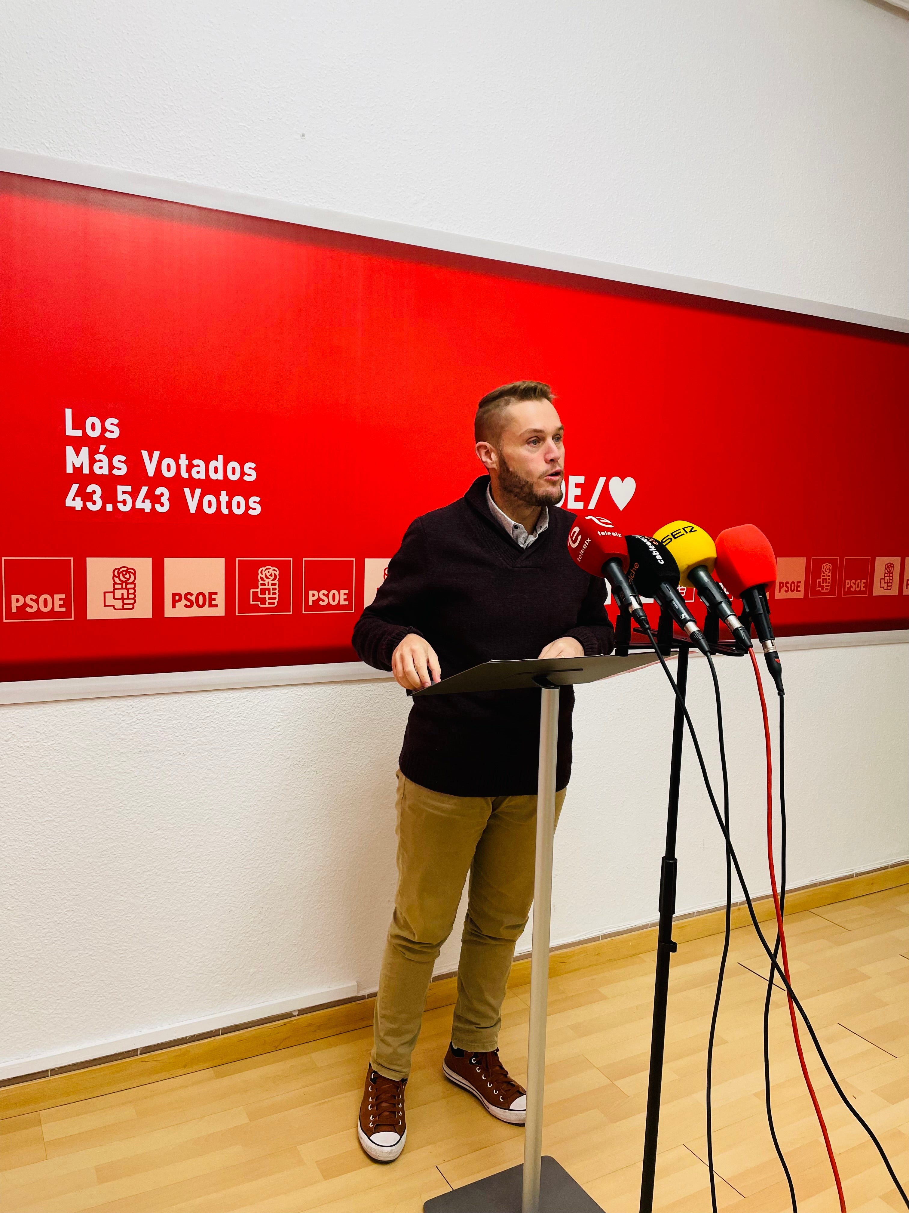 El PSOE de Elche acusa a PP y Vox de destinar a comprar farolas 90.000 euros que antes eran para mejoras de accesibilidad El PSOE de Elche acusa a PP y Vox de destinar a comprar farolas 90.000 euros que antes eran para mejoras de accesibilidad