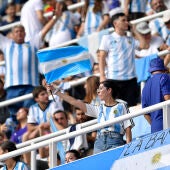 Una mujer ondeando una bandera argentina
