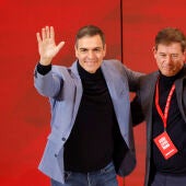 Pedro Sánchez junto al candidato socialista a la presidencia de la Xunta de Galicia, José Ramón Gómez Besteiro