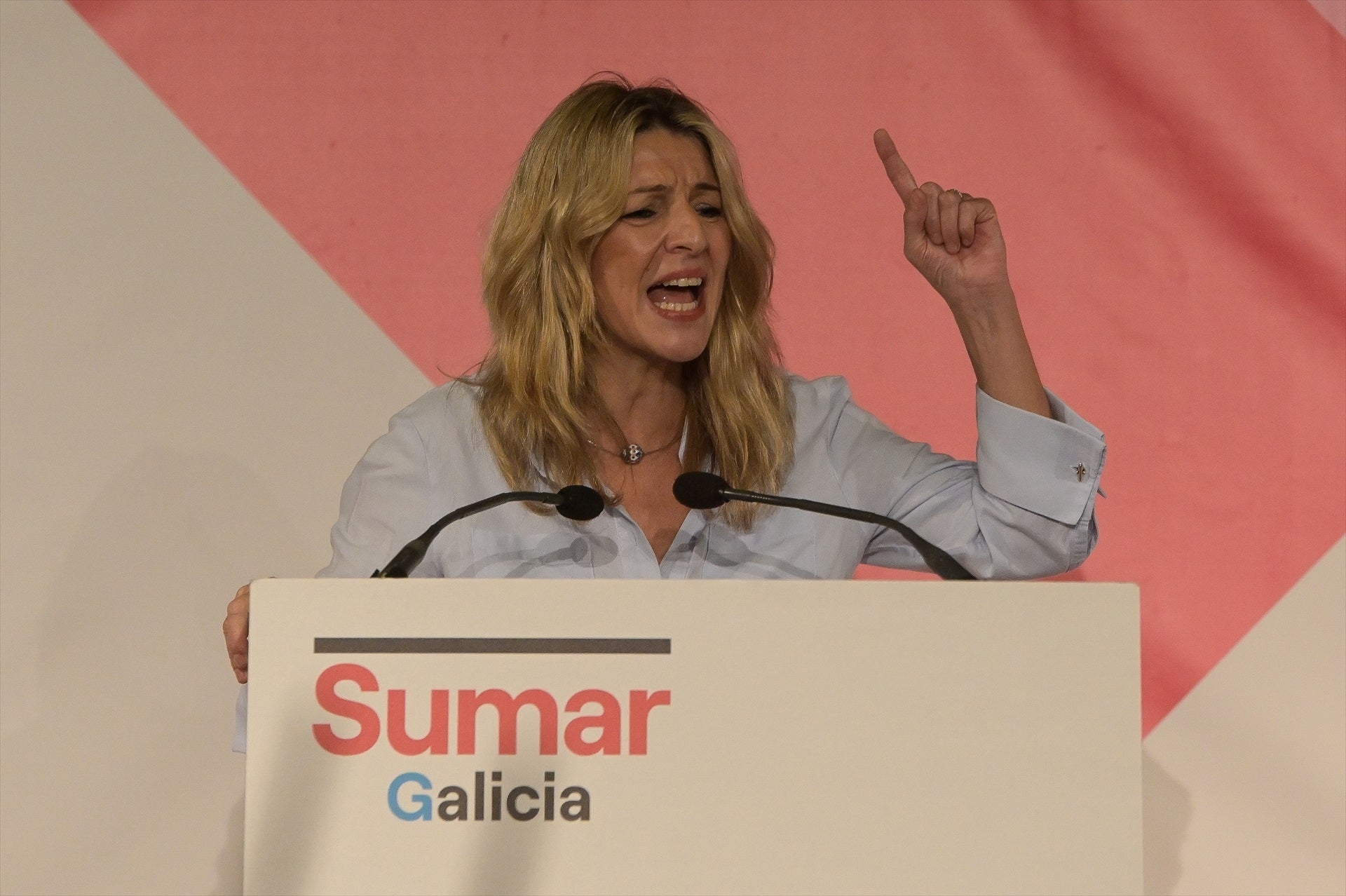 Díaz advierte al PSOE de que hay que cumplir el acuerdo de gobierno y mantener el impuesto a banca y energéticas Díaz advierte al PSOE de que hay que cumplir el acuerdo de gobierno y mantener el impuesto a banca y energéticas