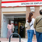 Varias personas hacen cola para acceder a una oficina de empleo en Madrid en una imagen de archivo. 
