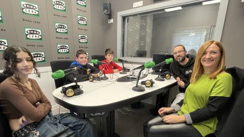 La escritora S&ograve;nia Guillem junto a los alumnos del IES Marina Baixa de la Vila Joiosa. 