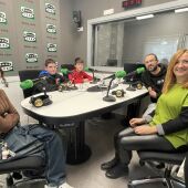 La escritora Sònia Guillem junto a los alumnos del IES Marina Baixa de la Vila Joiosa. 
