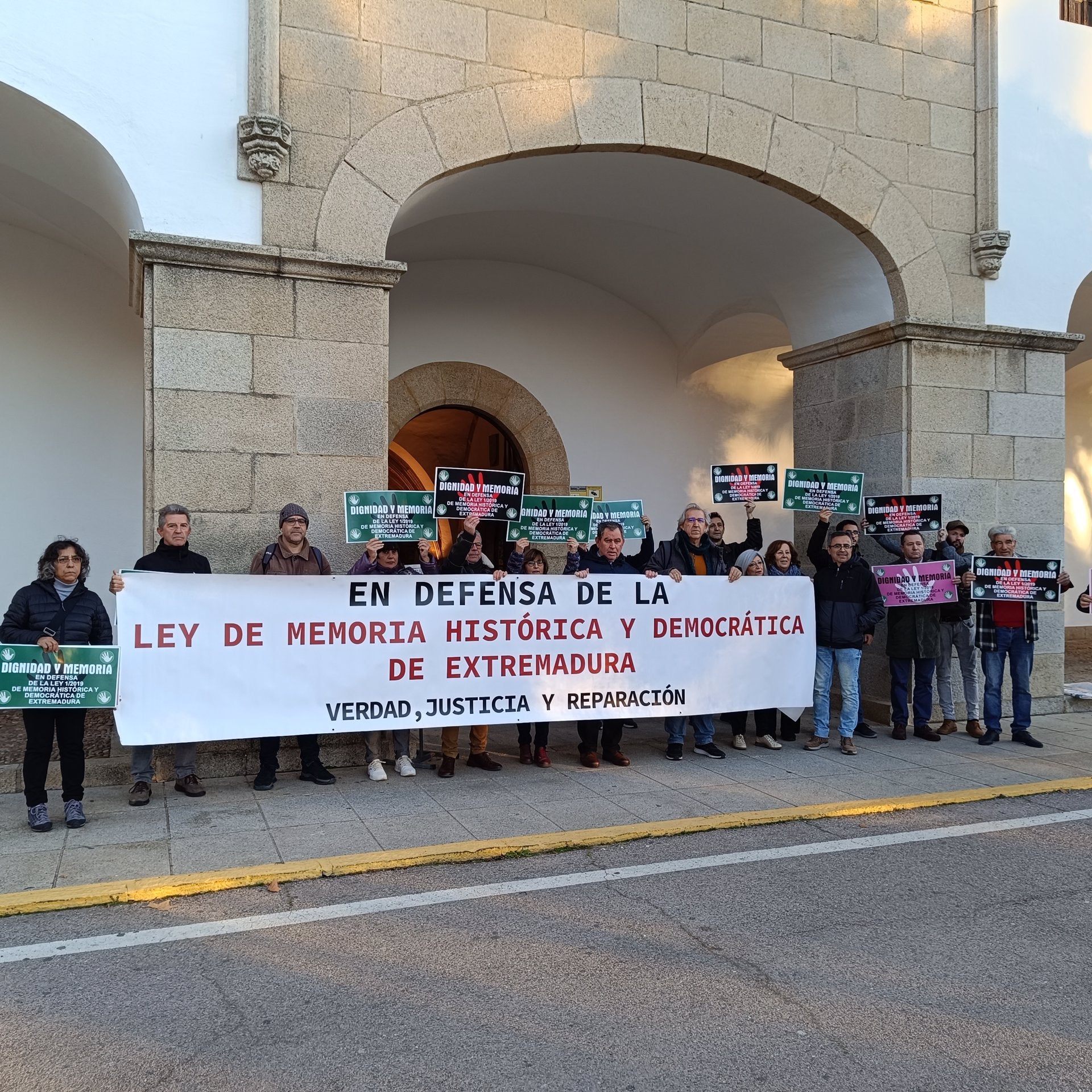 Asociaciones memorialistas piden el cumplimiento de la Ley de Memoria frente al anuncio de derogación por el gobierno PP-Vox Asociaciones memorialistas piden el cumplimiento de la Ley de Memoria frente al anuncio de derogación por el gobierno PP-Vox