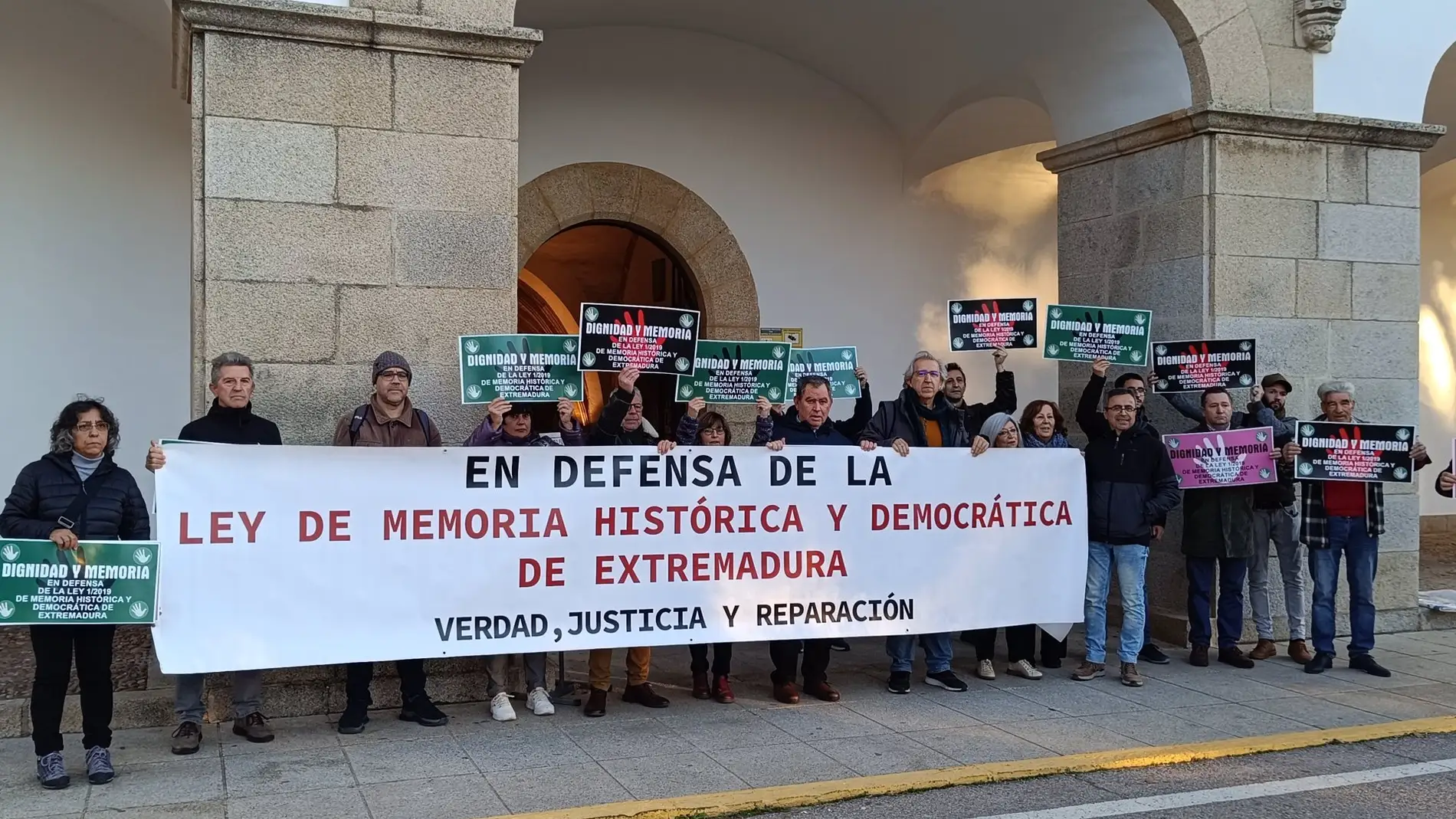 Asociaciones memorialistas piden el cumplimiento de la Ley de Memoria frente al anuncio de derogación por el gobierno PP-Vox