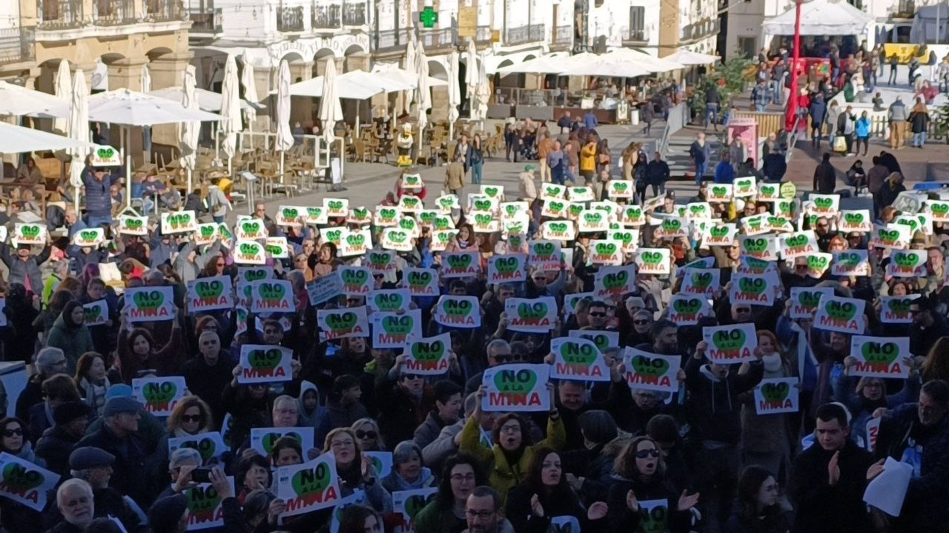Un millar de personas forman en Cáceres una cadena humana contra la mina de litio de Valdeflores Un millar de personas forman en Cáceres una cadena humana contra la mina de litio de Valdeflores