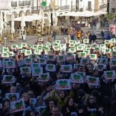 Un millar de personas forman en Cáceres una cadena humana contra la mina de litio de Valdeflores
