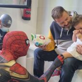 Los superhéroes hacen hueco en su lucha contra los villanos para visitar el Hospital Can Misses de Ibiza 