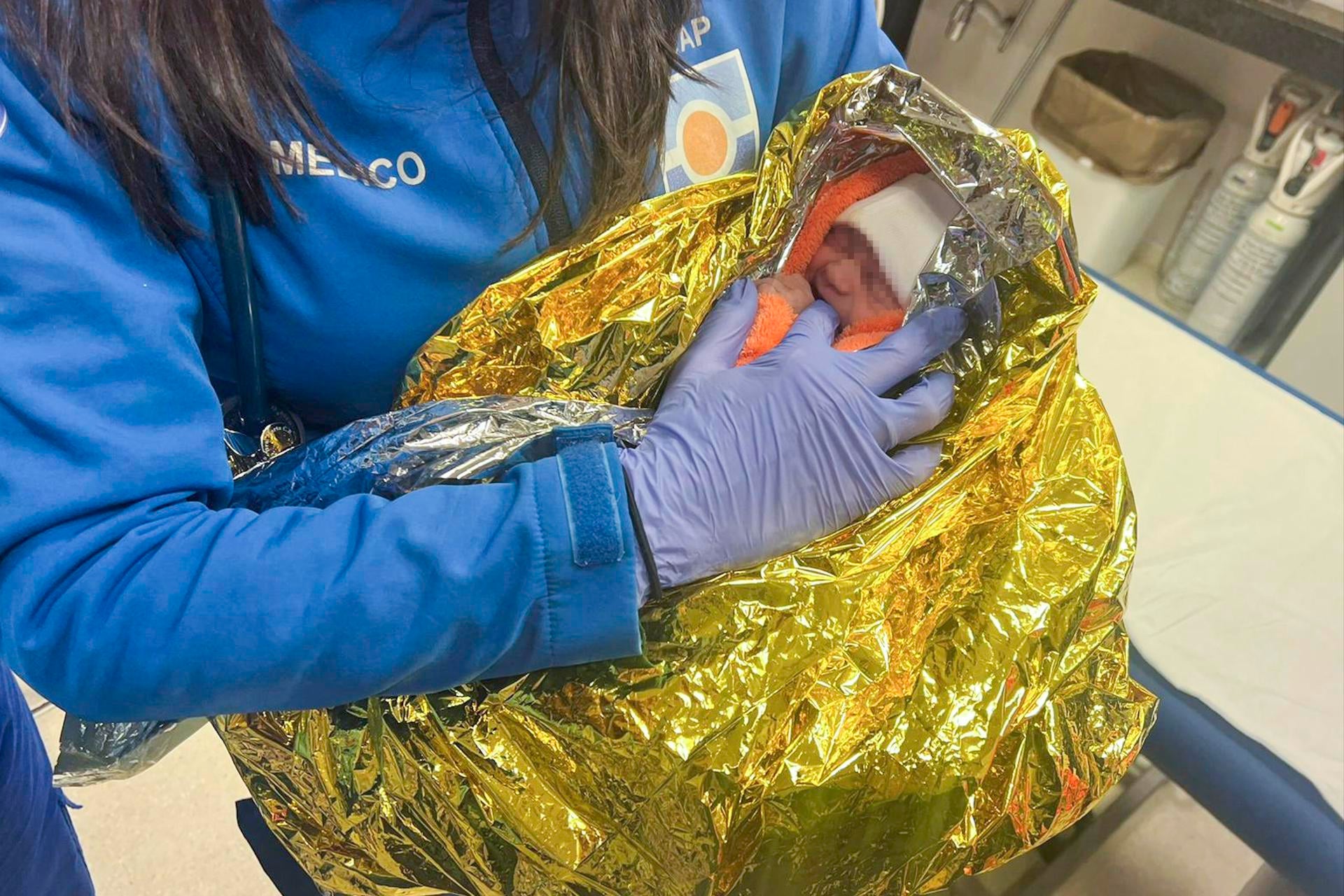 Hallan un bebé vivo aún con el cordón umbilical en un contenedor de Los Palacios, en Sevilla Hallan un bebé vivo aún con el cordón umbilical en un contenedor de Los Palacios, en Sevilla