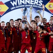 Los jugadores de la selección española de fútbol celebran un título de Nations League.