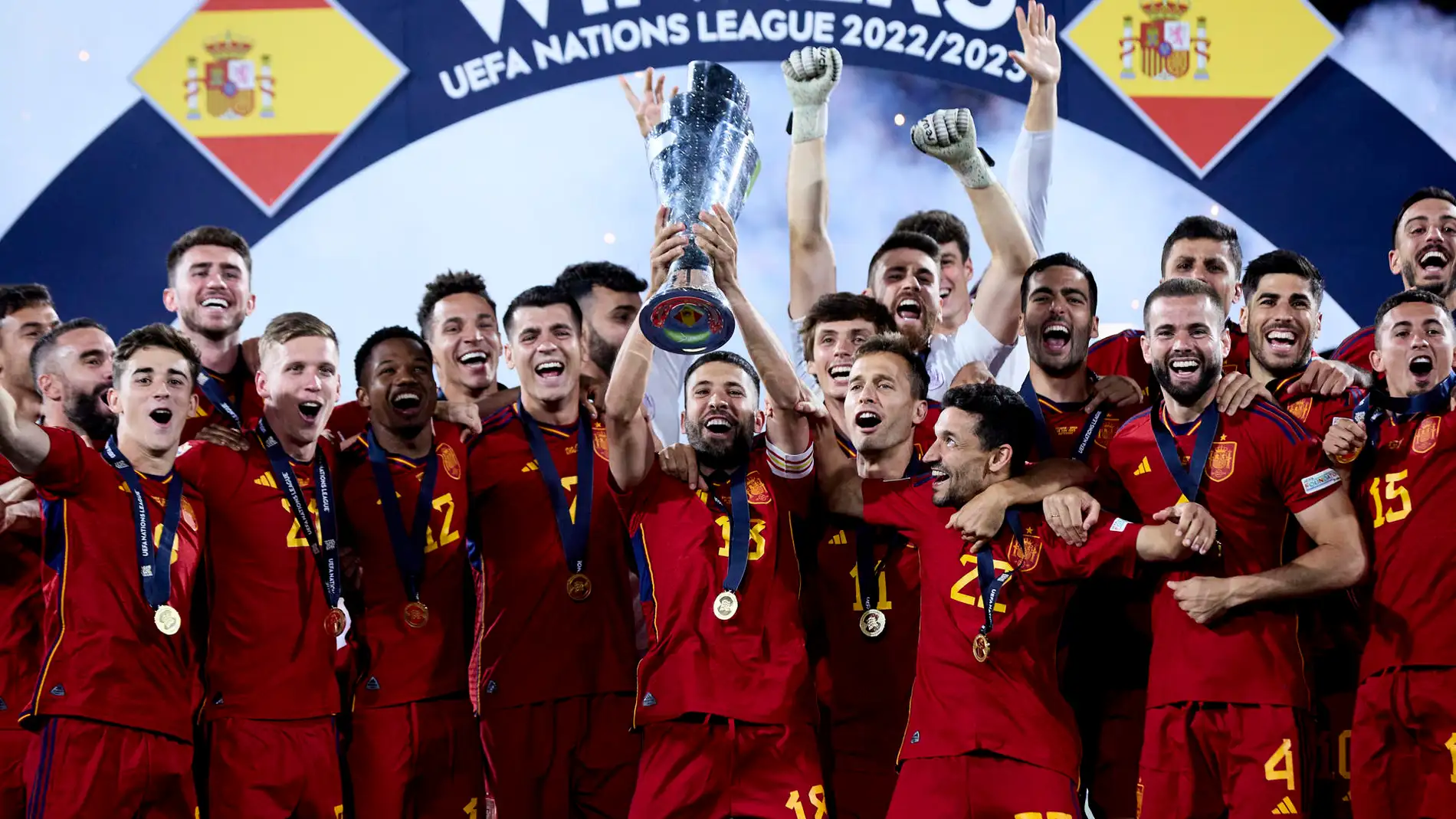Los jugadores de la selección española de fútbol celebran un título de Nations League.