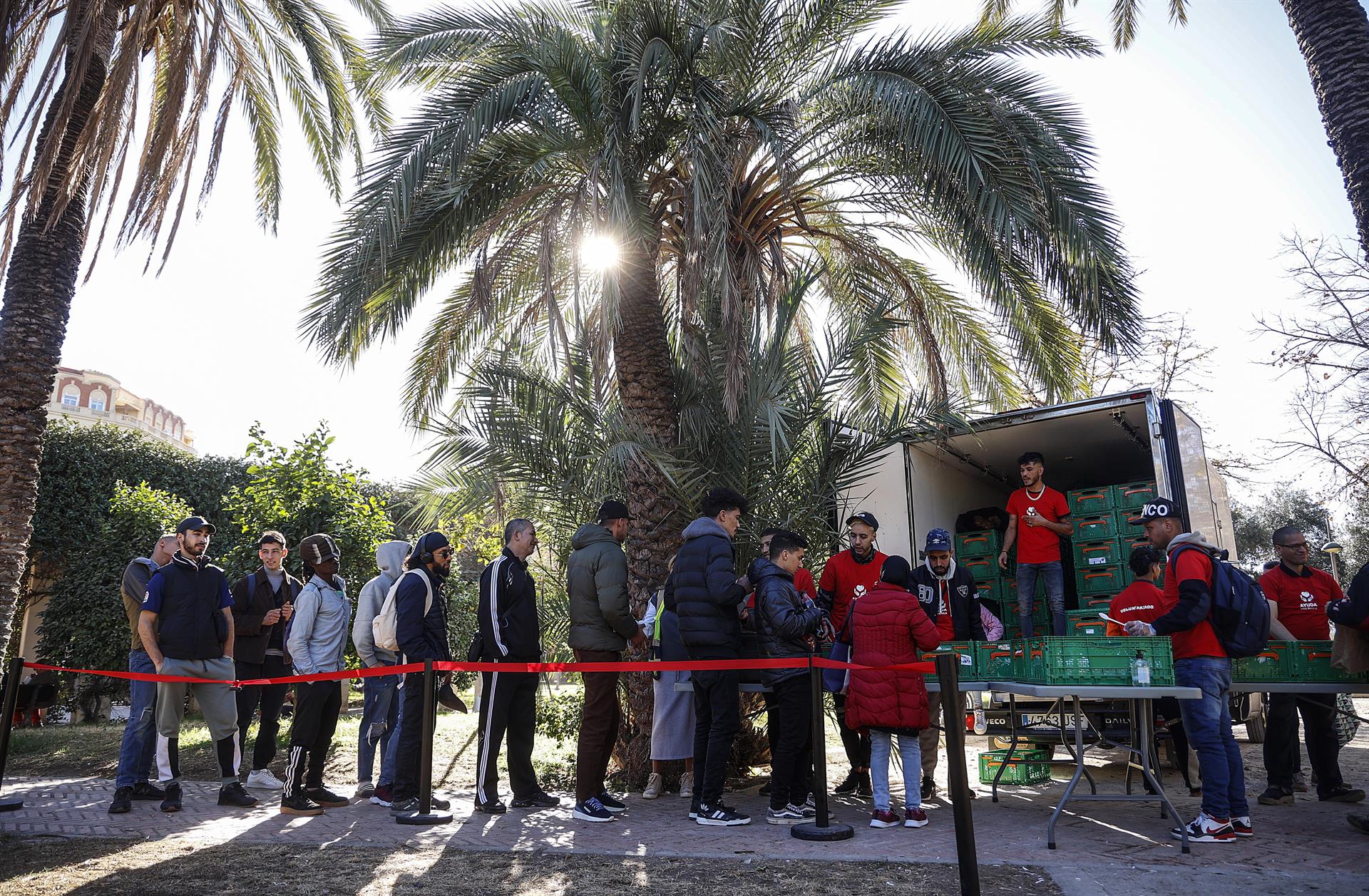 El Ayuntamiento de València buscará un lugar digno para el reparto de comida por parte de la ONG “Ayuda una Familia” El Ayuntamiento de València buscará un lugar digno para el reparto de comida por parte de la ONG “Ayuda una Familia”