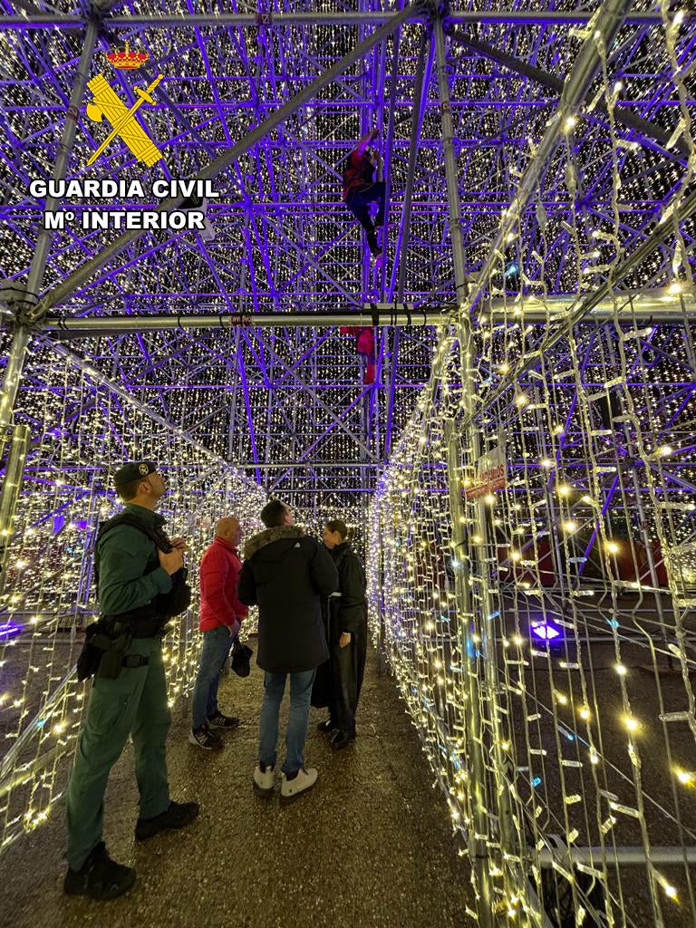 Un dron impacta en el árbol de Navidad de Cartes Un dron impacta en el árbol de Navidad de Cartes