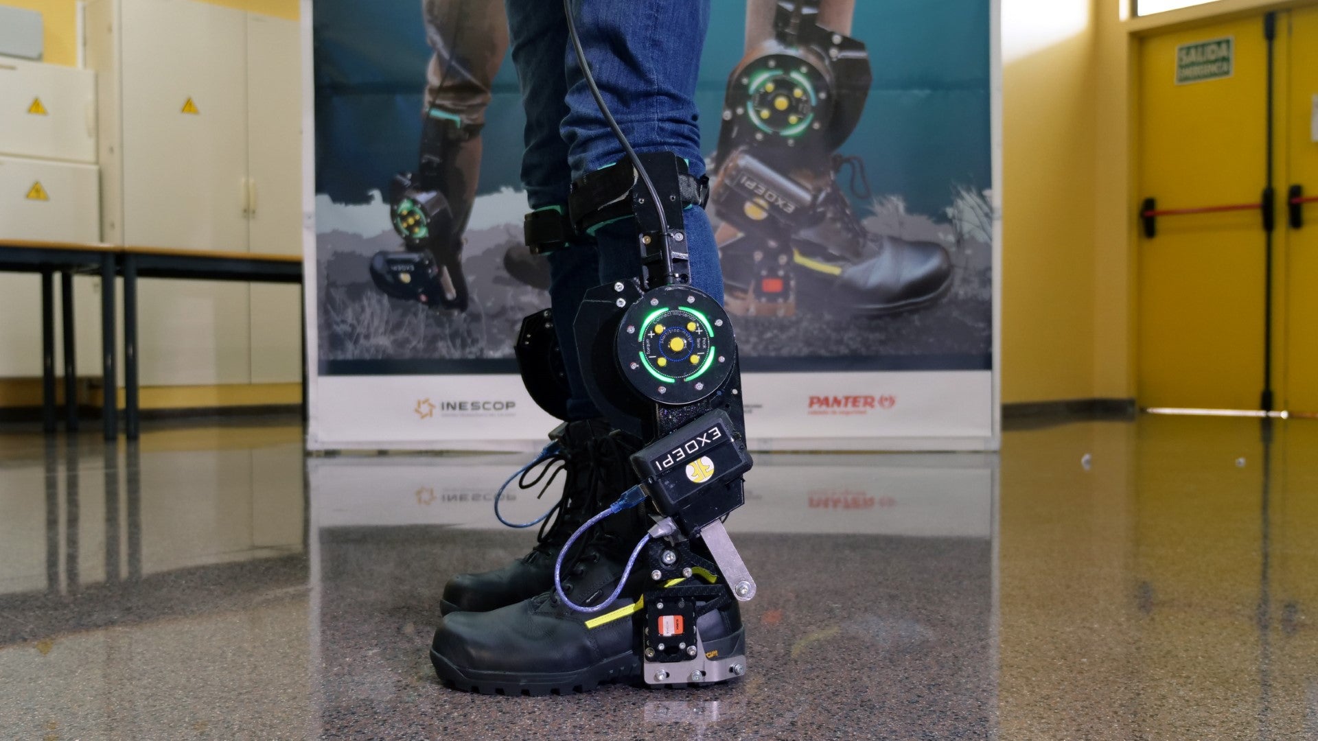 Investigadores de la UMH de Elche y de Inescop de Elda diseñan unas botas robotizadas que disminuyen la fatiga y las lesiones Investigadores de la UMH de Elche y de Inescop de Elda diseñan unas botas robotizadas que disminuyen la fatiga y las lesiones
