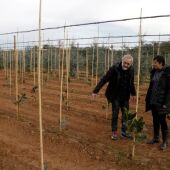 La directora del departament d'Agricultura i Ramaderia, Elisenda Guillaumes, i el propietari de Vivers Planes de Púbol, Joaquim Planas, després de la roda de premsa d'aquest matí