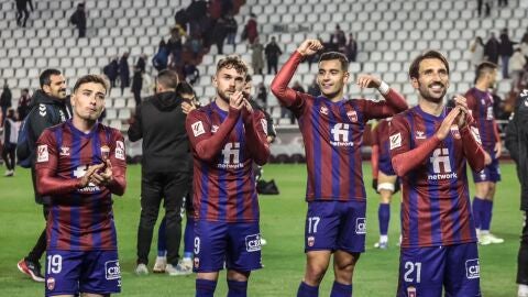 Los futbolistas del Eldense agradecen el apoyo a su afici&oacute;n en Albacete.