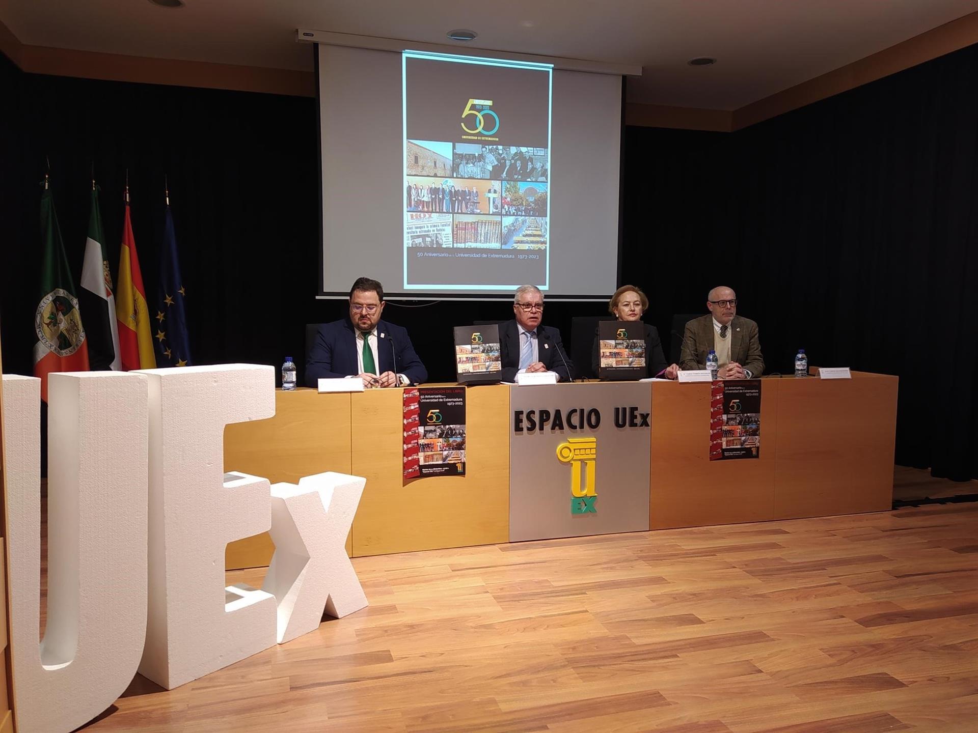 La Universidad de Extremadura ya cuenta con un libro que recoge los principales hitos de sus 50 años de existencia La Universidad de Extremadura ya cuenta con un libro que recoge los principales hitos de sus 50 años de existencia