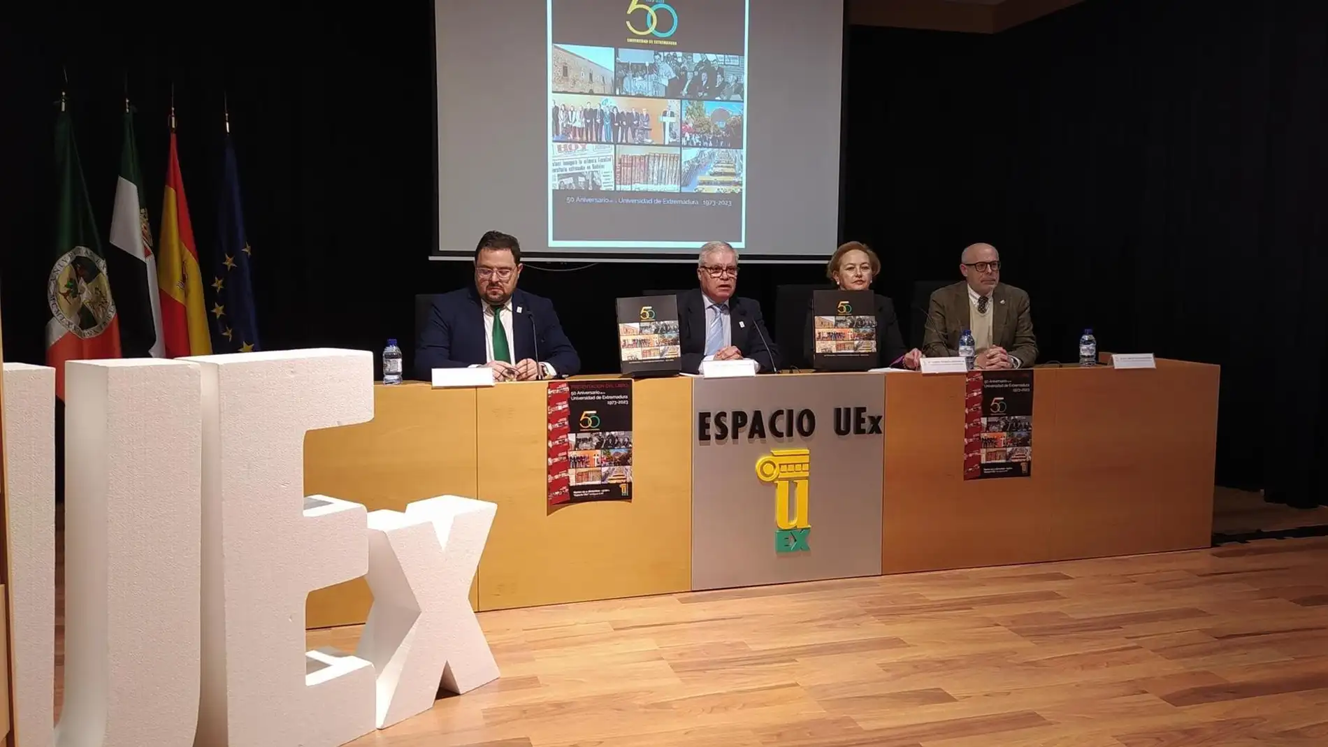 La Universidad de Extremadura ya cuenta con un libro que recoge los principales hitos de sus 50 años de existencia