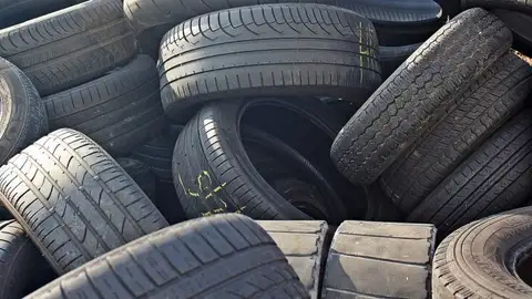 Avui dia els pneumàtics son fonamentals per desplaçar-se en qualsevol vehicle Avui dia els pneumàtics son fonamentals per desplaçar-se en qualsevol vehicle
