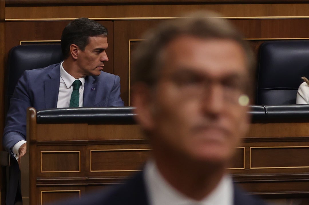 Feijóo acepta reunirse con Sánchez este viernes y le propone un orden del día Feijóo acepta reunirse con Sánchez este viernes y le propone un orden del día