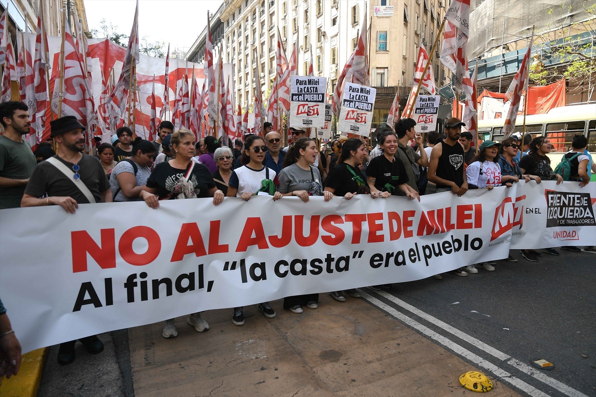 Miles de argentinos se manifiestan en contra de los recortes de Milei Miles de argentinos se manifiestan en contra de los recortes de Milei