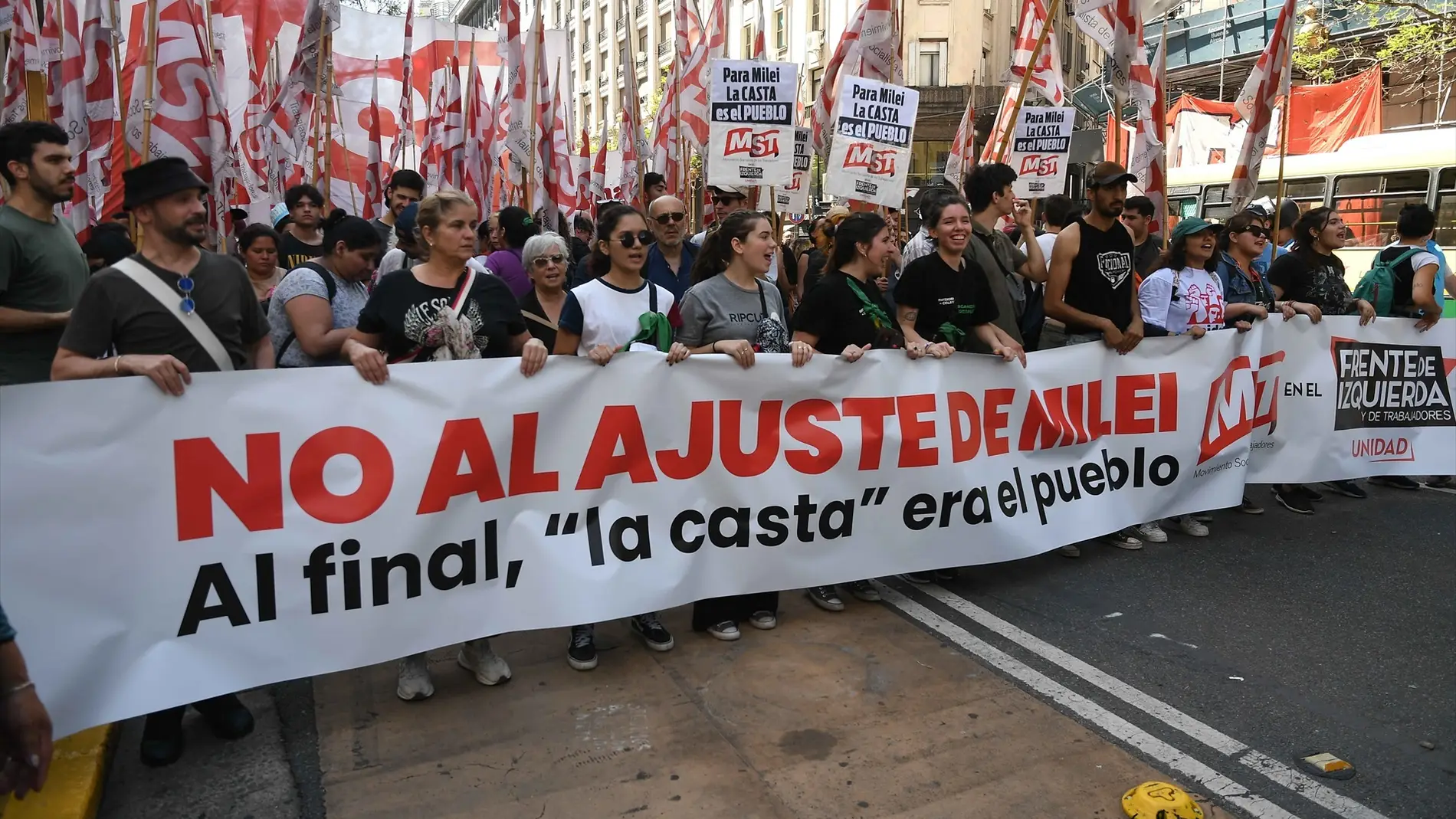 Miles de argentinos se manifiestan en contra de los recortes de Milei