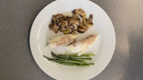 Sencilla receta de pescado al microondas en tan solo 8 minutos Sencilla receta de pescado al microondas en tan solo 8 minutos