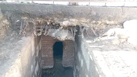 Los arqueólogos encuentran en el refugio antiaéreo bajo la Plaza de Cervantes de Alcalá de Henares materiales constructivos procedentes de Complutum Acceso al refugio antiaéreo situado bajo la Plaza de Cervantes de Alcalá de Henares