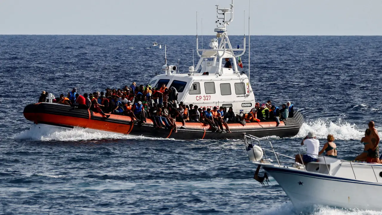La guardia costera italiana rescata a inmigrantes frente a la costa de la isla de Lampedusa La guardia costera italiana rescata a inmigrantes frente a la costa de la isla de Lampedusa