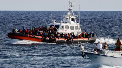 La guardia costera italiana rescata a inmigrantes frente a la costa de la isla de Lampedusa / Reuters