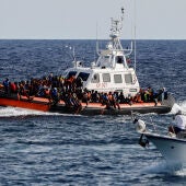 La guardia costera italiana rescata a inmigrantes frente a la costa de la isla de Lampedusa 