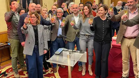 Tradicional brindis de la corporación municipal con los periodistas que cubrimos la información local Tradicional brindis de la corporación municipal con los periodistas que cubrimos la información local