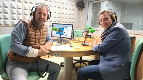 El delegado de Agricultura, Pesca, Agua y Desarrollo Rural de la Junta en Huelva, Álvaro Burgos, en los estudios de Onda Cero. El delegado de Agricultura, Pesca, Agua y Desarrollo Rural de la Junta en Huelva, Álvaro Burgos, en los estudios de Onda Cero.