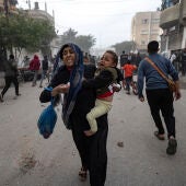 Palestinos evacuan de un sitio afectado por un bombardeo israelí en Rafah, en el sur de la Franja de Gaza, el miércoles 20 de diciembre de 2023.