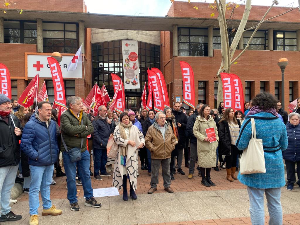 Concentración frente a Cruz Roja La Rioja por 14 despidos en fin de año Concentración frente a Cruz Roja La Rioja por 14 despidos en fin de año