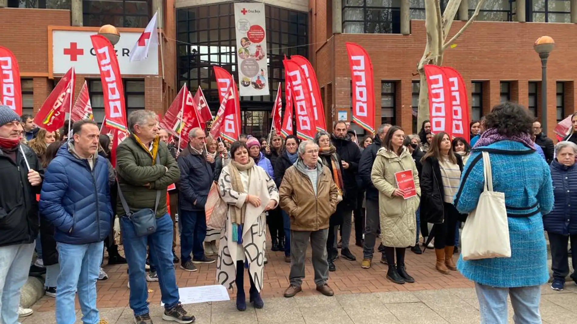 Concentración frente a Cruz Roja La Rioja por 14 despidos en fin de año