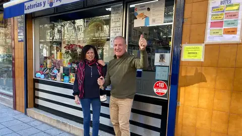 Fernando Bellido celebra el 'Gordo' caído en Salamanca Fernando Bellido celebra el 'Gordo' caído en Salamanca