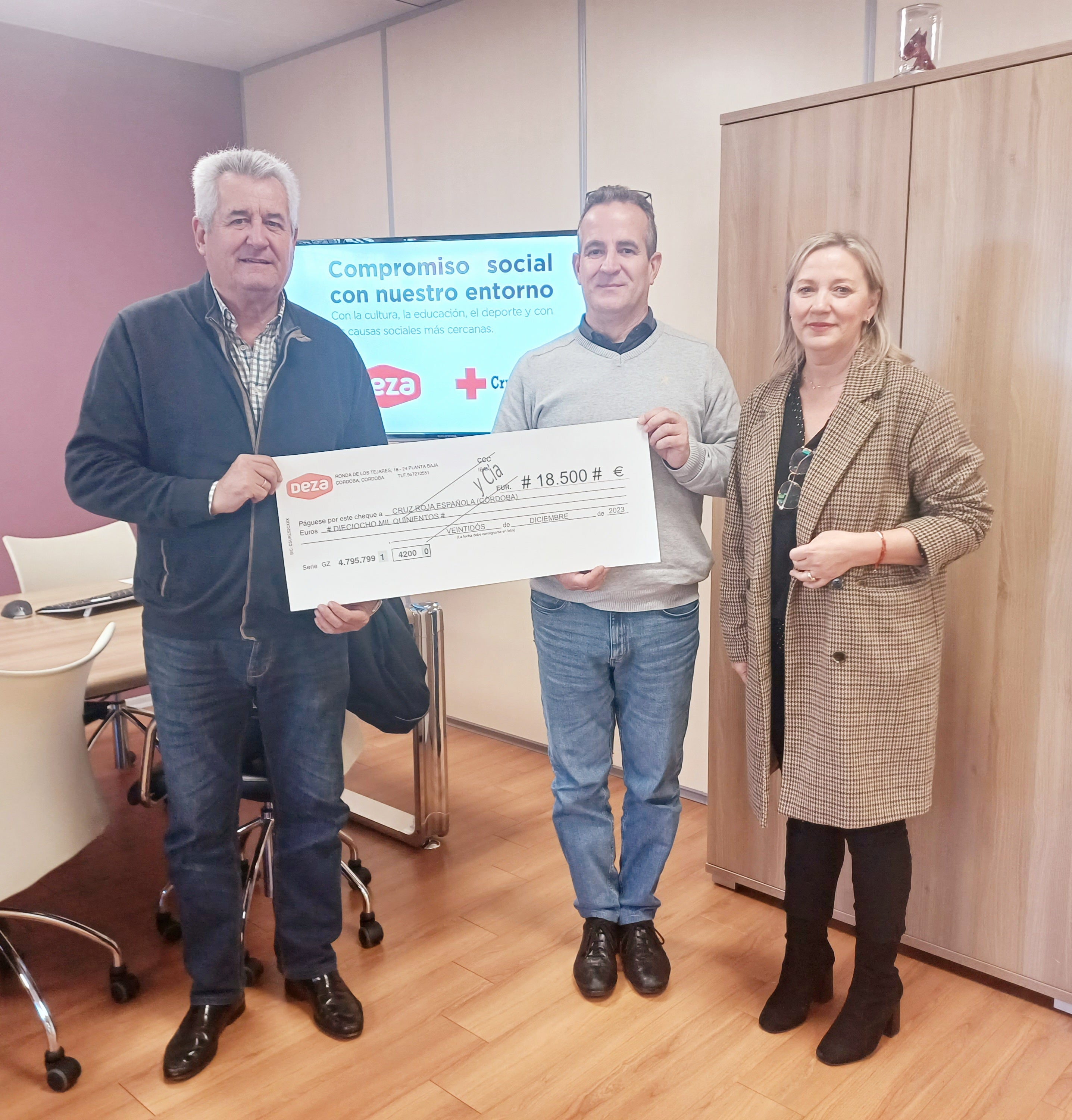 Los clientes de Deza donan a Cruz Roja 18.500 euros a través de la lotería de Navidad Los clientes de Deza donan a Cruz Roja 18.500 euros a través de la lotería de Navidad