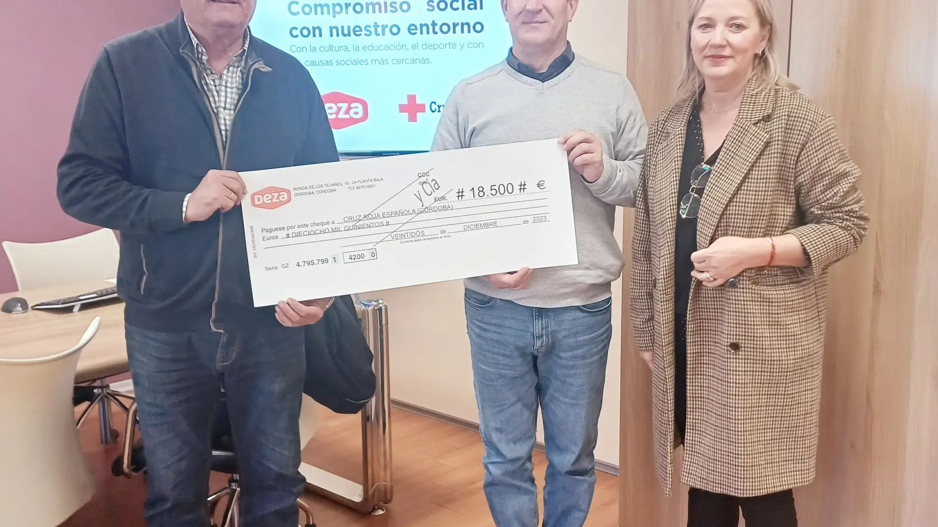 Los clientes de Deza donan a Cruz Roja 18.500 euros a través de la lotería de Navidad 