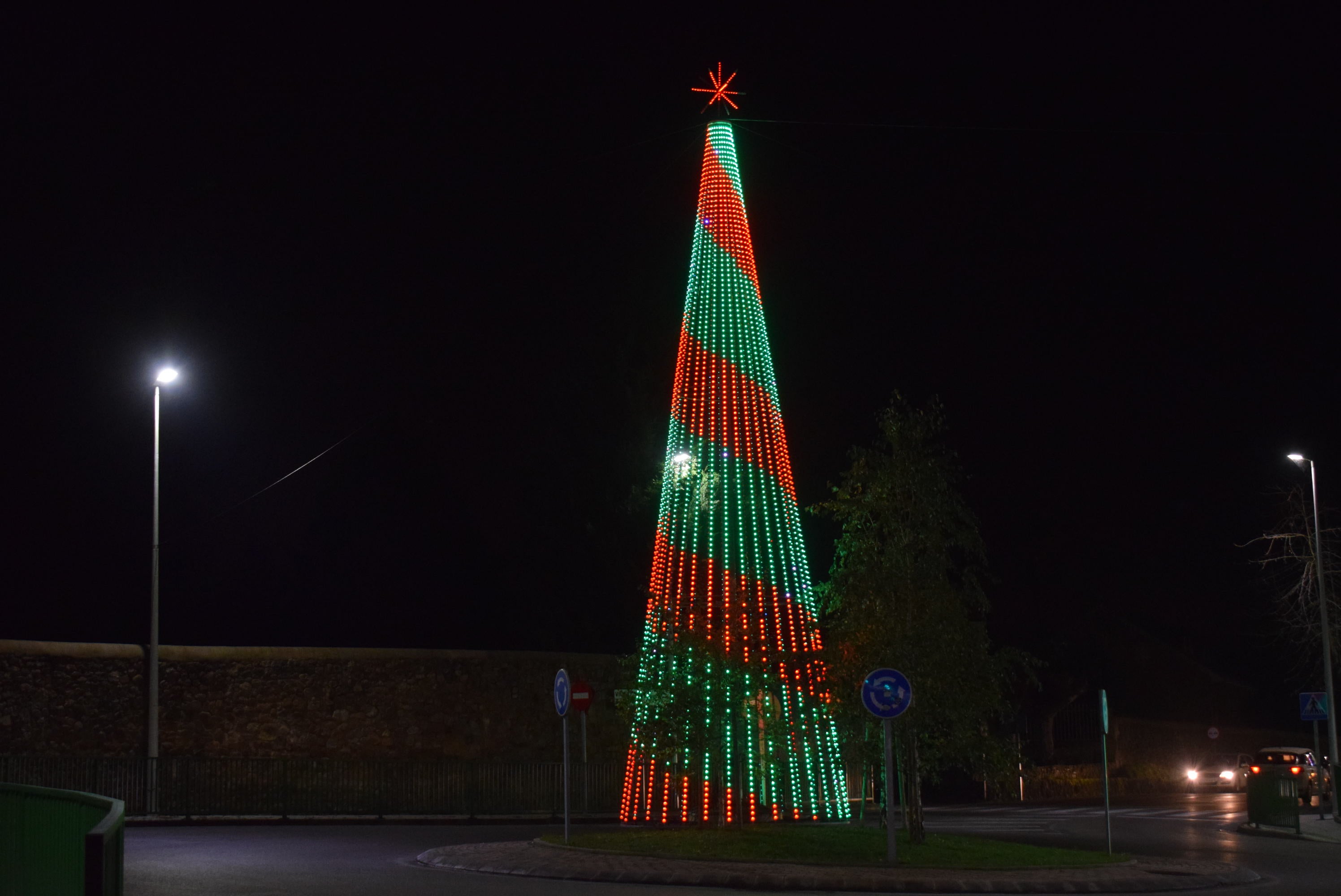 Cerca de 300.000 luces LED y un árbol de píxeles iluminan los pueblos de Piélagos Cerca de 300.000 luces LED y un árbol de píxeles iluminan los pueblos de Piélagos