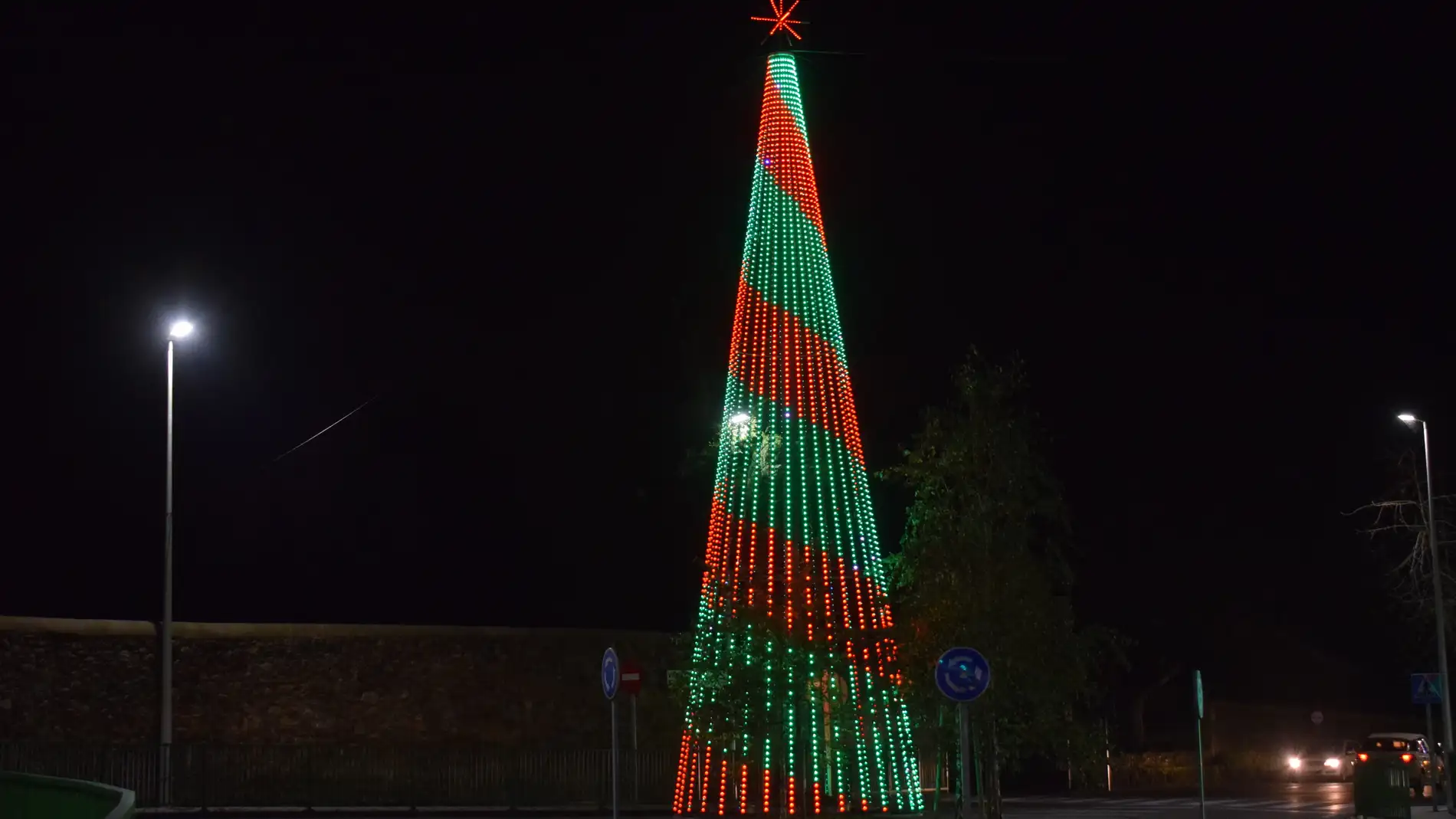 Cerca de 300.000 luces LED y un árbol de píxeles iluminan los pueblos de Piélagos