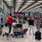 Varias personas en el aeropuerto internacional Alfonso Suárez Madrid Barajas en una imagen de archivo.