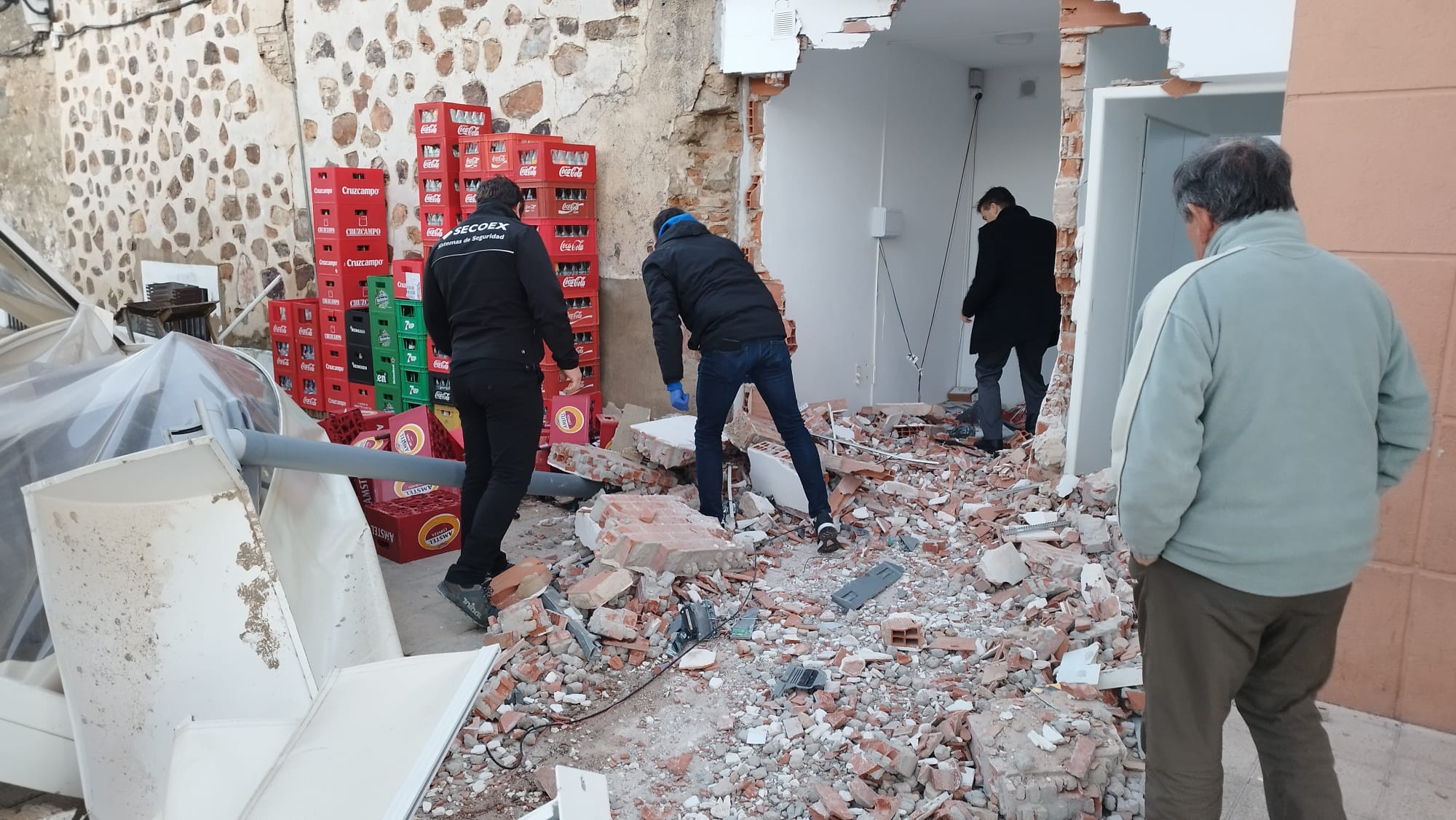 Arrancan con una excavadora un cajero automático en Aljucén y lo deján abandonado tras la persecución de la Guardia Civil Arrancan con una excavadora un cajero automático en Aljucén y lo deján abandonado tras la persecución de la Guardia Civil