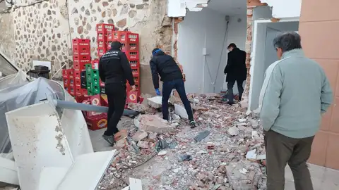 Arrancan con una excavadora un cajero automático en Aljucén y lo deján abandonado tras la persecución de la Guardia Civil Arrancan con una excavadora un cajero automático en Aljucén y lo deján abandonado tras la persecución de la Guardia Civil
