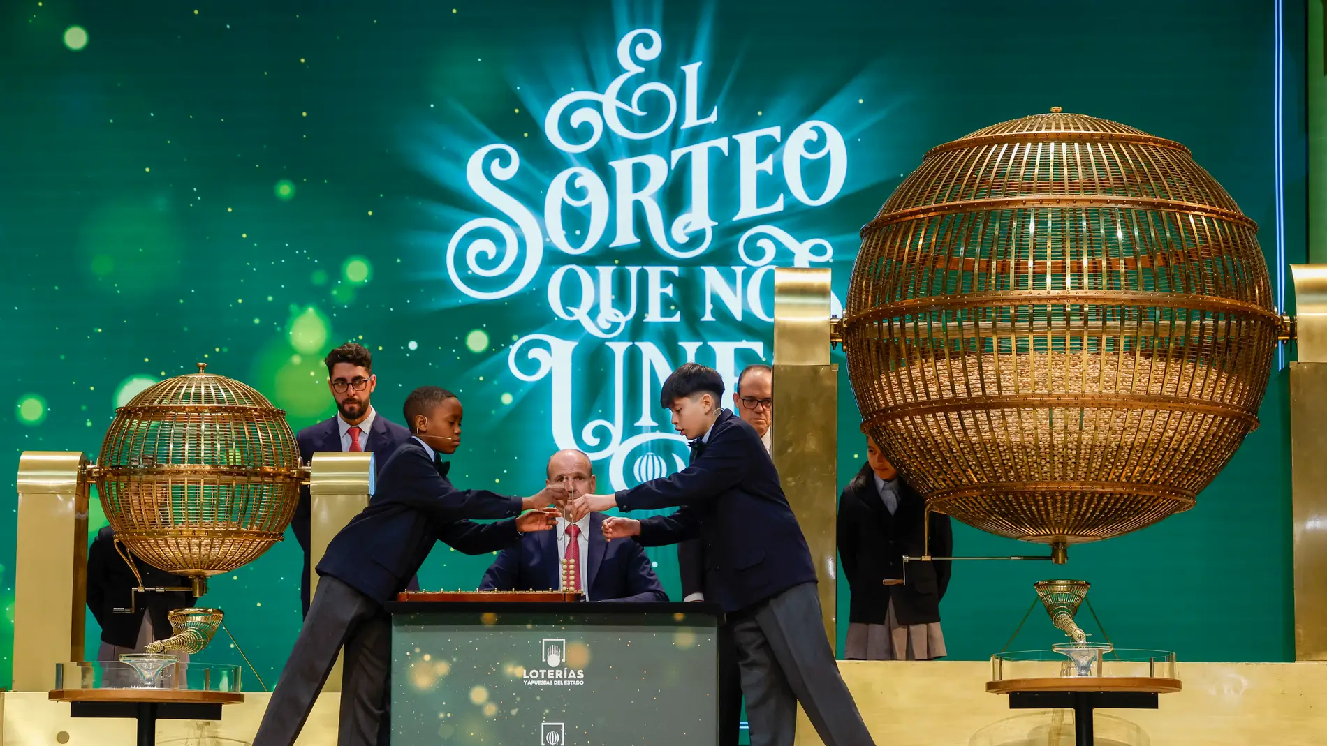 Dos niños de San Ildefonso cantan los números y sus correspondientes premios al inicio del sorteo extraordinario de Navidad de la Lotería Nacional de 2023 en el Teatro Real de Madrid.