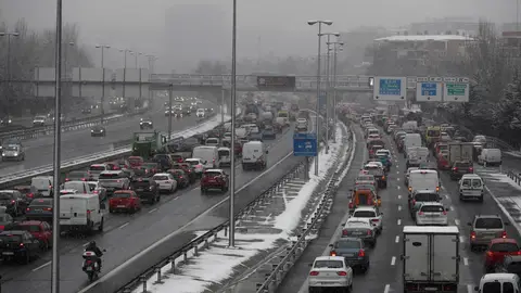 Imagen de archivo de un atasco de tráfico a la salida de Madrid en la campaña de Navidad de 2021. La DGT prevé 19,7 millones de desplazamientos por carretera esta Navidad